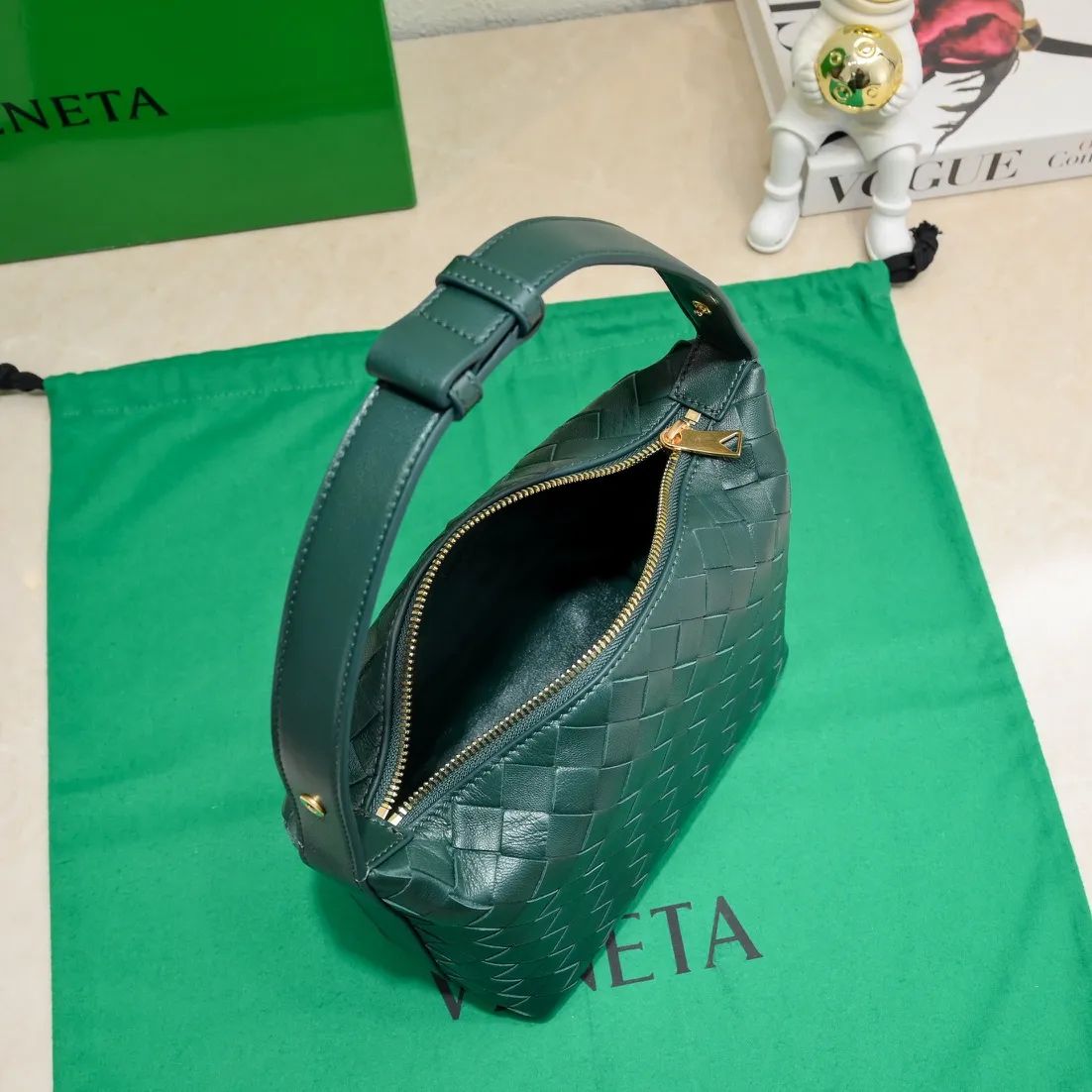 Batch 1360 #BvWallace Shoulder Lunch Bag 🔥 A lunch box bag that you can just grab and go. It is made of classic intrecciato weaving technology and reflects the craftsmanship of Bottega. The entire bag is made of top-grade happa lambskin. It is very soft and lightweight. The small bag shape is cute and exquisite. The interior capacity is also very large and can be carried under the arm. It is quite practical! The bottom of the bag is made of gold metal to prevent wear and tear. The details are really good! Choose this elegant commuting bag for Zaoba people~ Size: 22x13x9.5, model number; 7748#